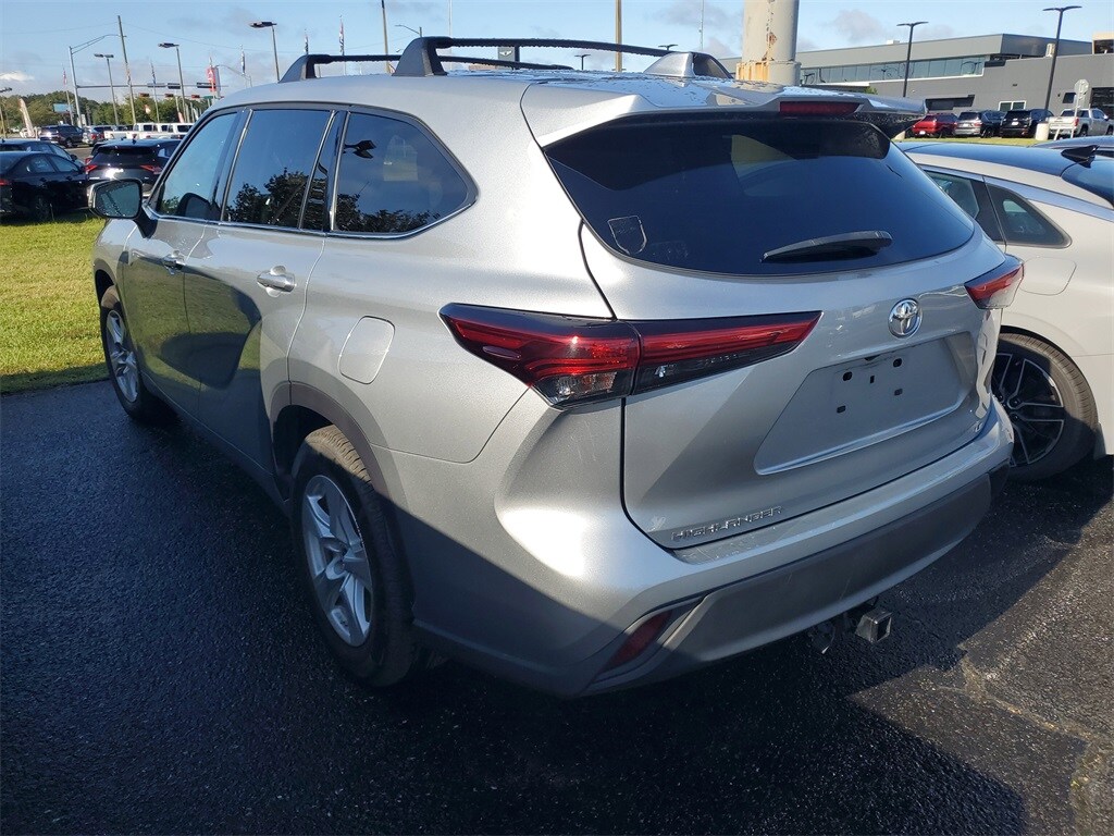 2021 Toyota Highlander LE photo 2