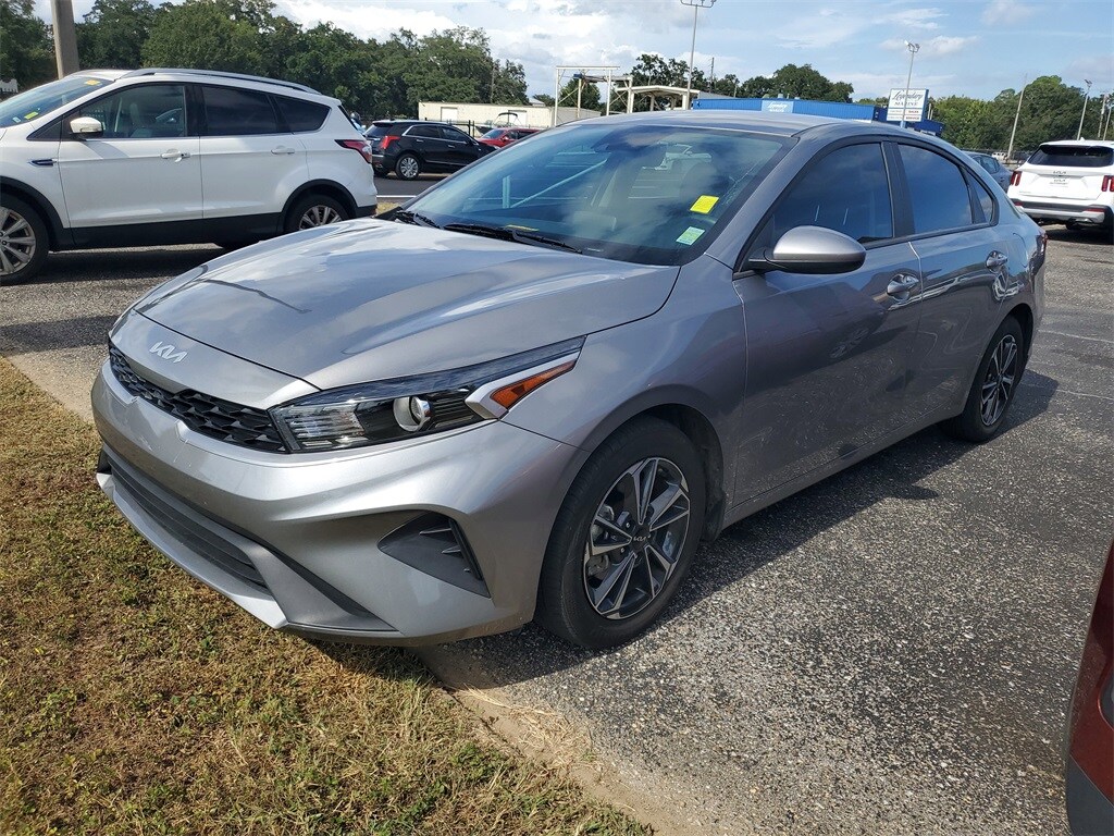 2023 Kia Forte LXS photo 2