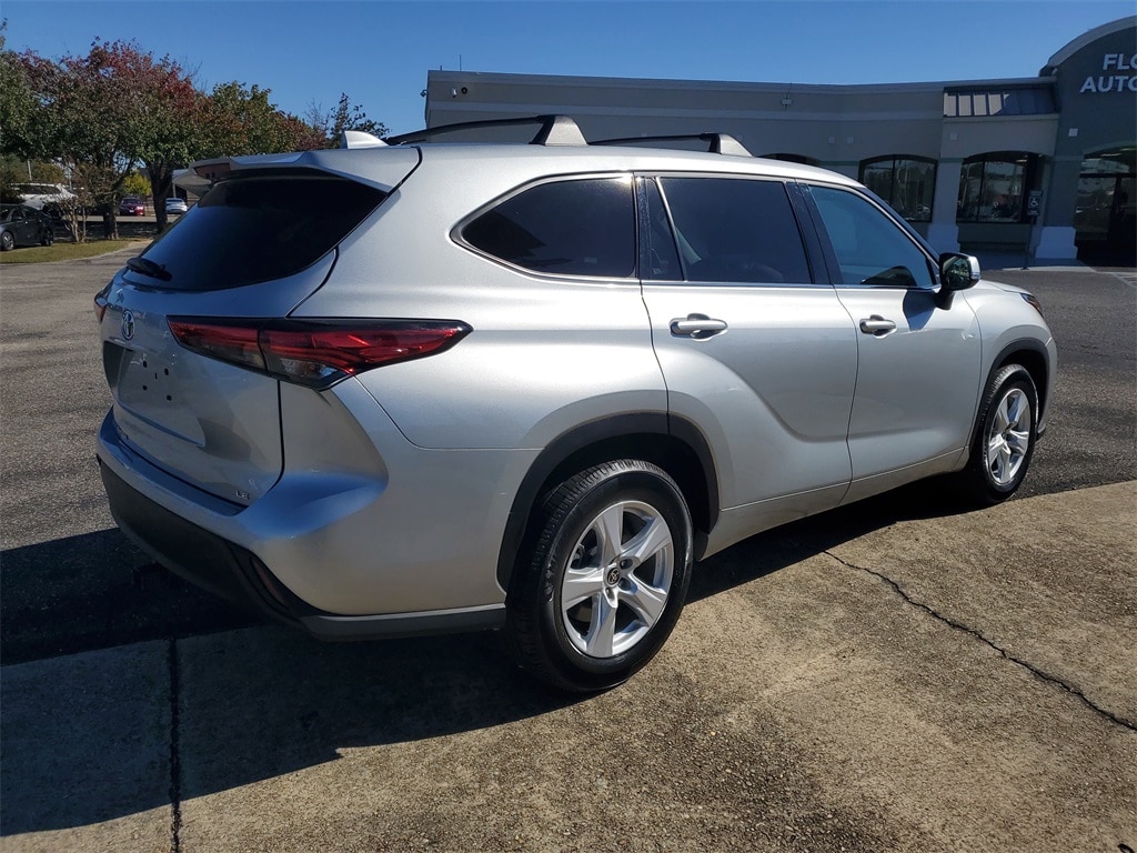 Used 2021 Toyota Highlander LE SUV