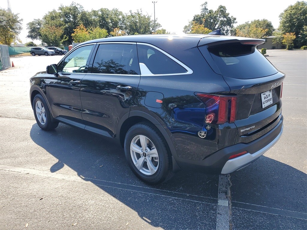 2026 Kia Sorento LX photo 3