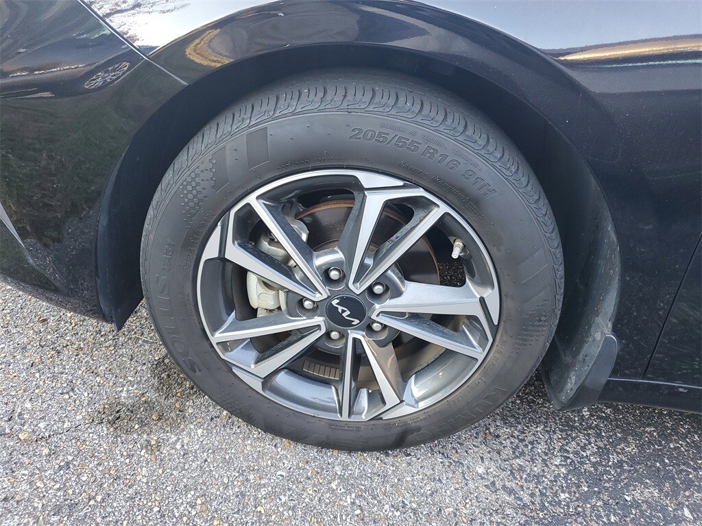 2023 Kia Forte LXS photo 3