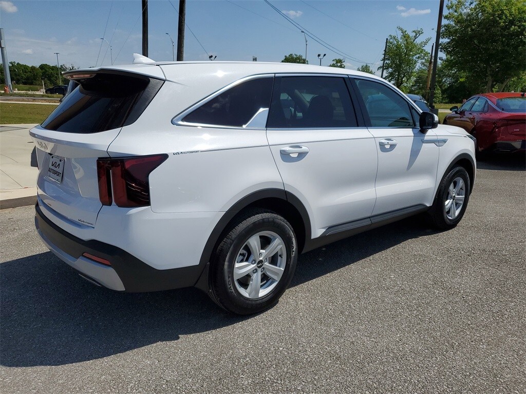 2025 Kia Sorento LX photo 4
