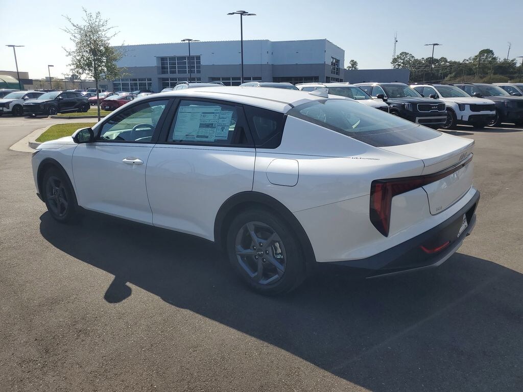 New 2025 Kia K4 LXS Sedan