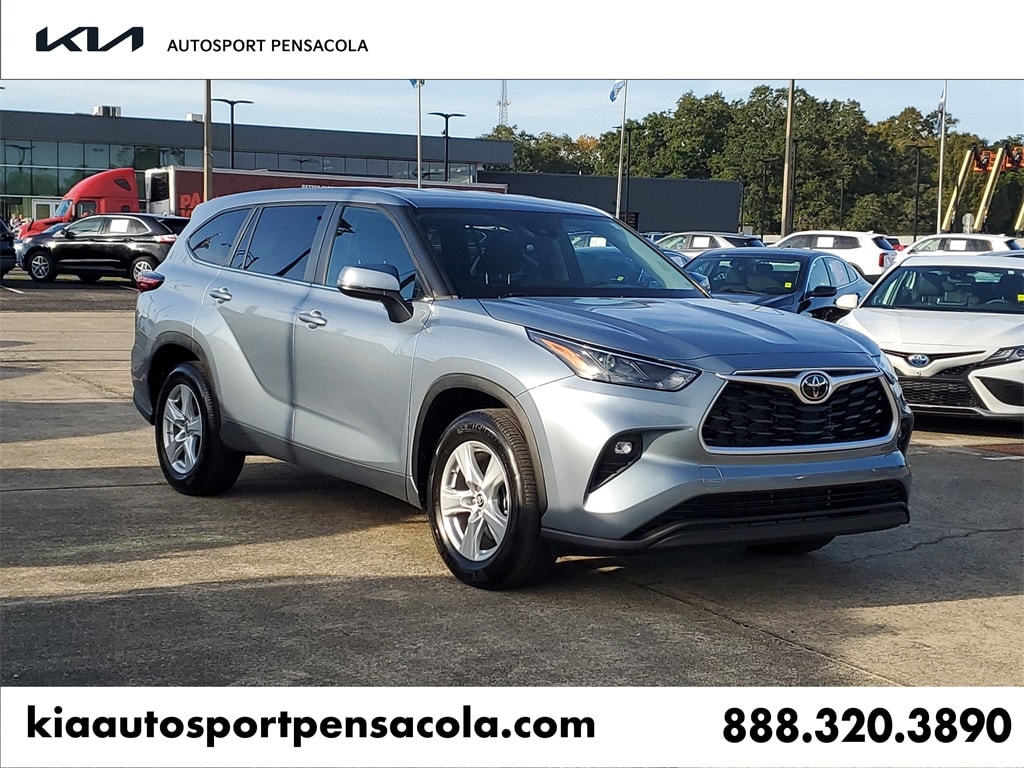 2023 Toyota Highlander LE's photo