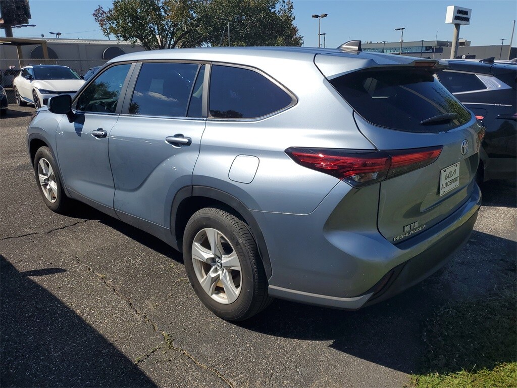 2023 Toyota Highlander L photo 3