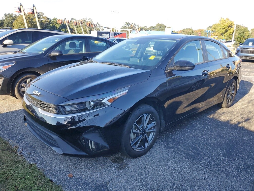 2023 Kia Forte LXS photo 2