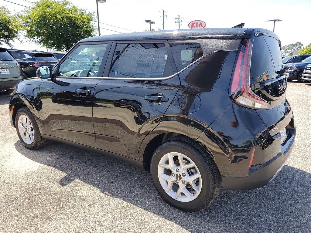 2025 Kia Soul LX photo 3