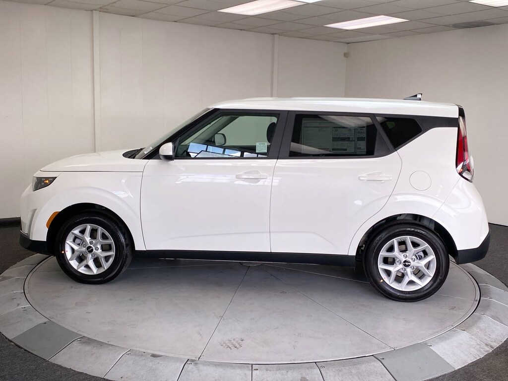 New 2025 Kia Soul LX Hatchback