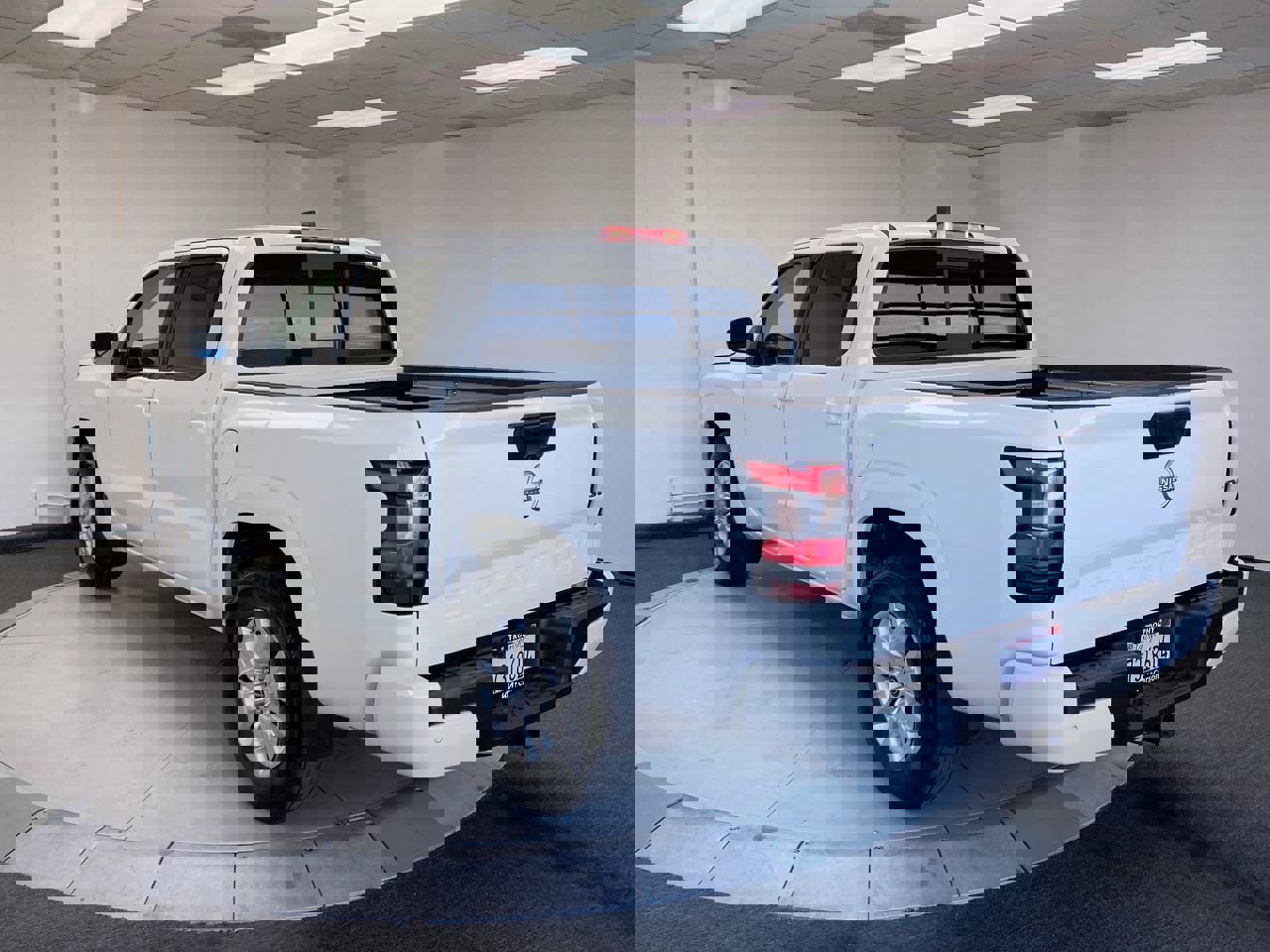 2022 Nissan Frontier Crew Cab SV photo 2