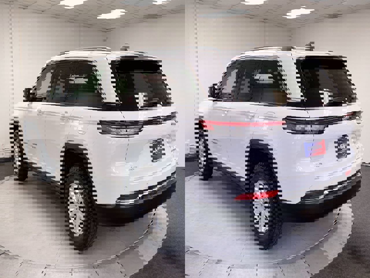 2023 Jeep Grand Cherokee Laredo photo 3