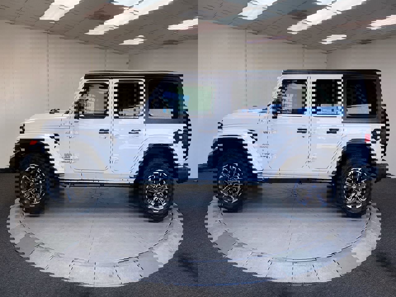 2023 Jeep Wrangler Sahara photo 2