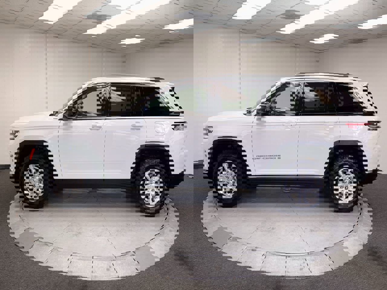 2023 Jeep Grand Cherokee Laredo photo 2