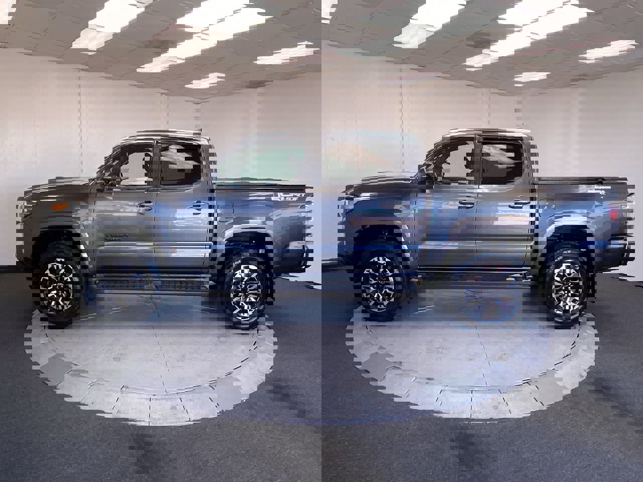 2022 Toyota Tacoma TRD Sport photo 2
