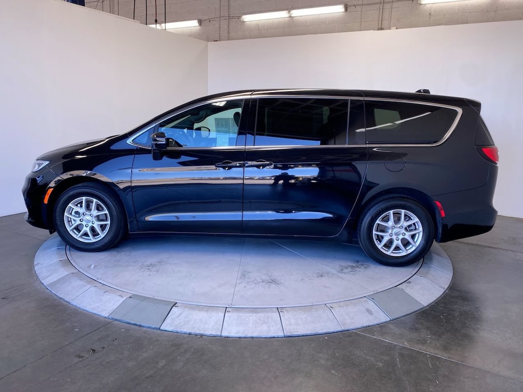 Used 2025 Chrysler Pacifica Select Select FWD