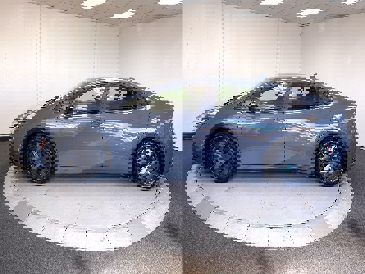 2024 Toyota Prius LE photo 2