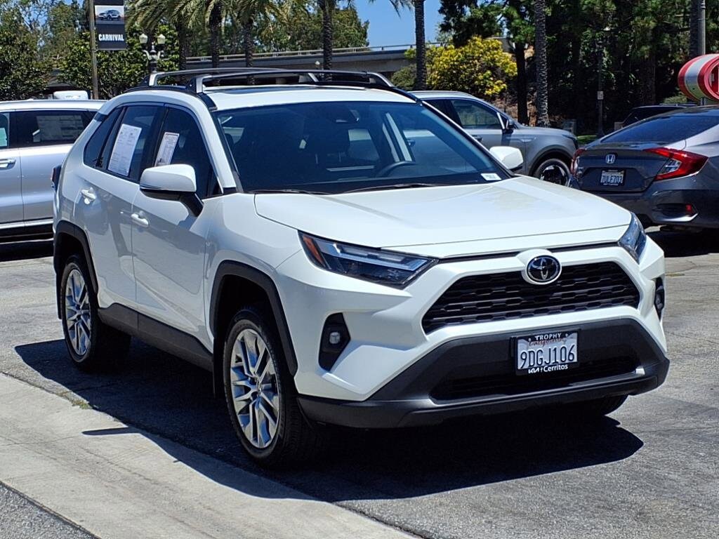 2022 Toyota RAV4 XLE Premium photo 4