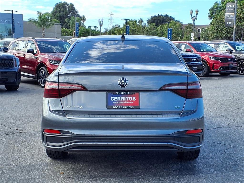 Used 2023 Volkswagen Jetta SE SE Auto