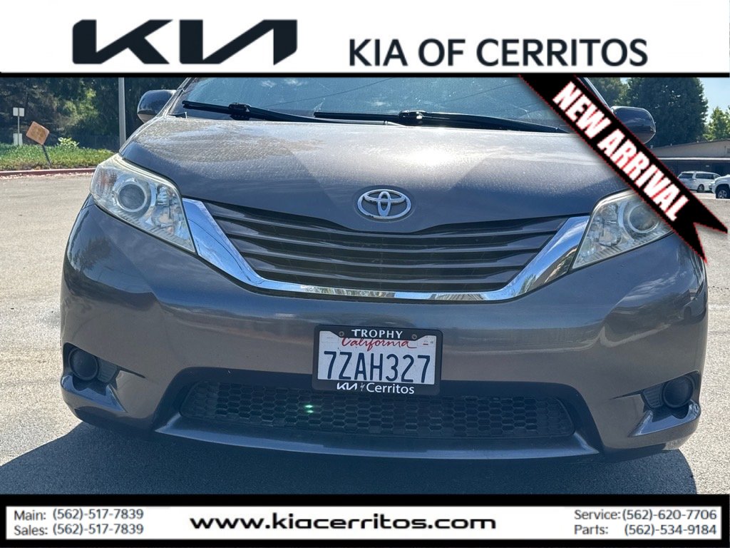 2017 Toyota Sienna LE photo 2