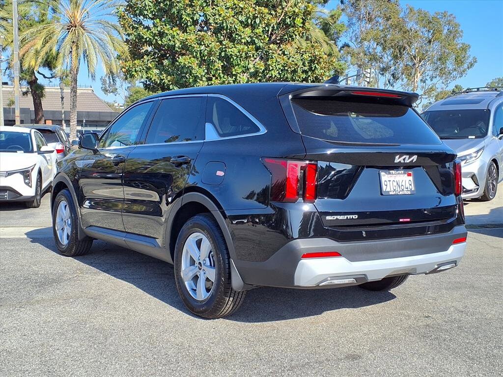 2025 Kia Sorento LX photo 3