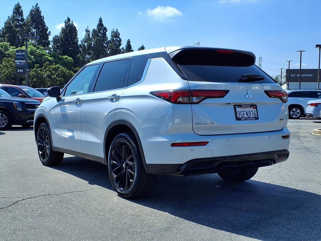 2023 Mitsubishi Outlander SE Black Edition photo 2