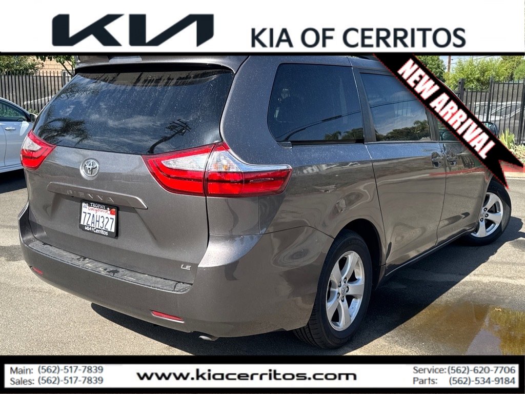 2017 Toyota Sienna LE photo 3