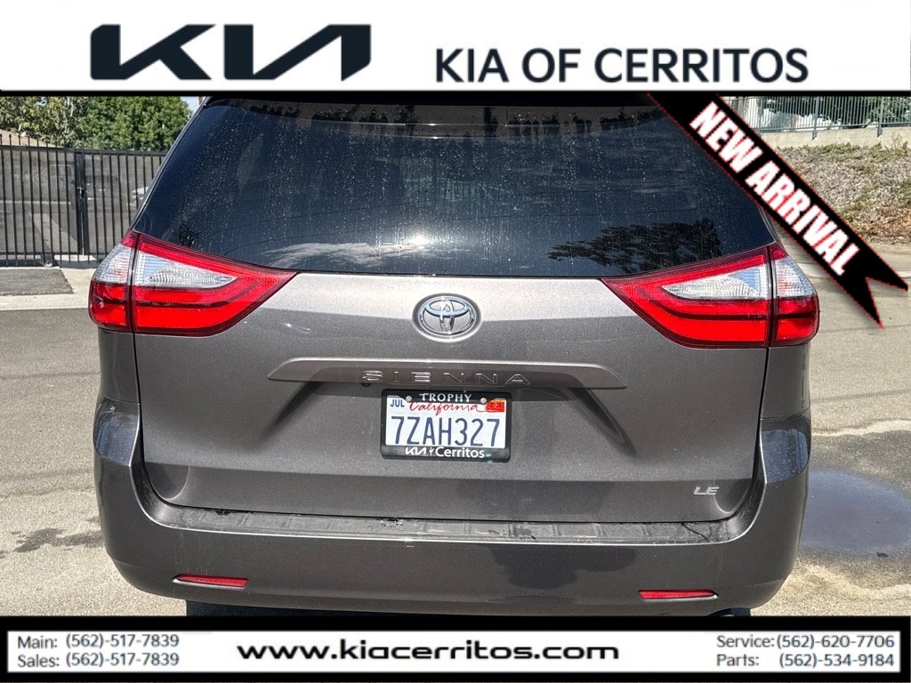 2017 Toyota Sienna LE photo 4