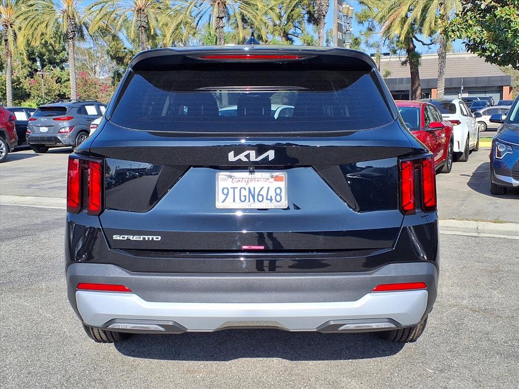 2025 Kia Sorento LX photo 4