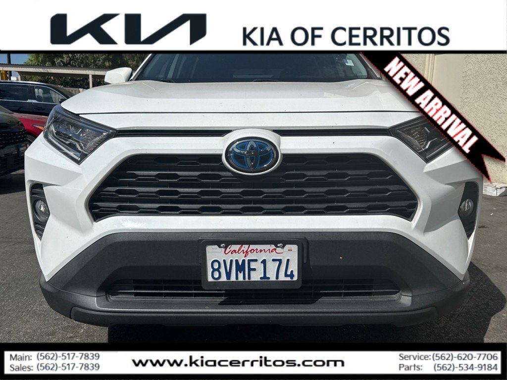 2021 Toyota RAV4 XLE photo 2