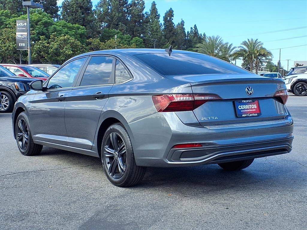 Used 2023 Volkswagen Jetta SE SE Auto