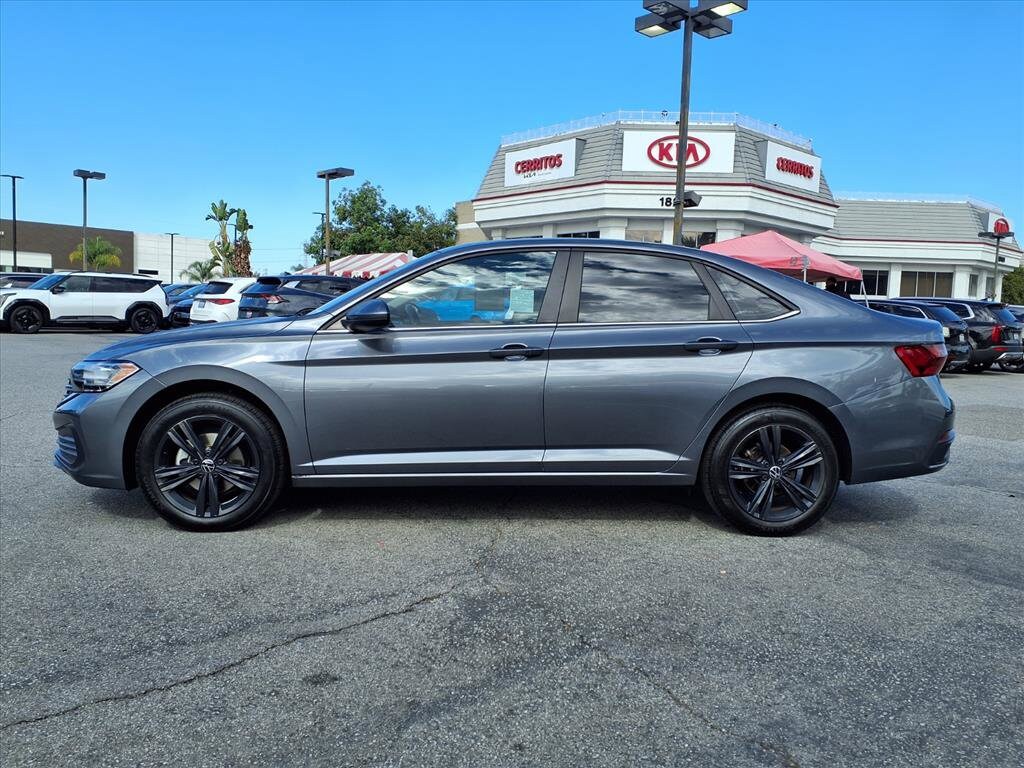 Used 2023 Volkswagen Jetta SE SE Auto