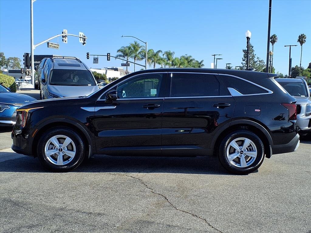 2025 Kia Sorento LX photo 2