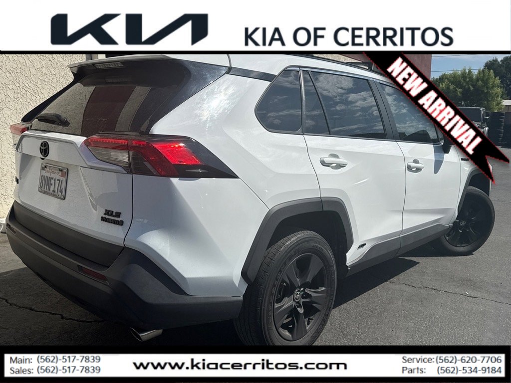 2021 Toyota RAV4 XLE photo 3