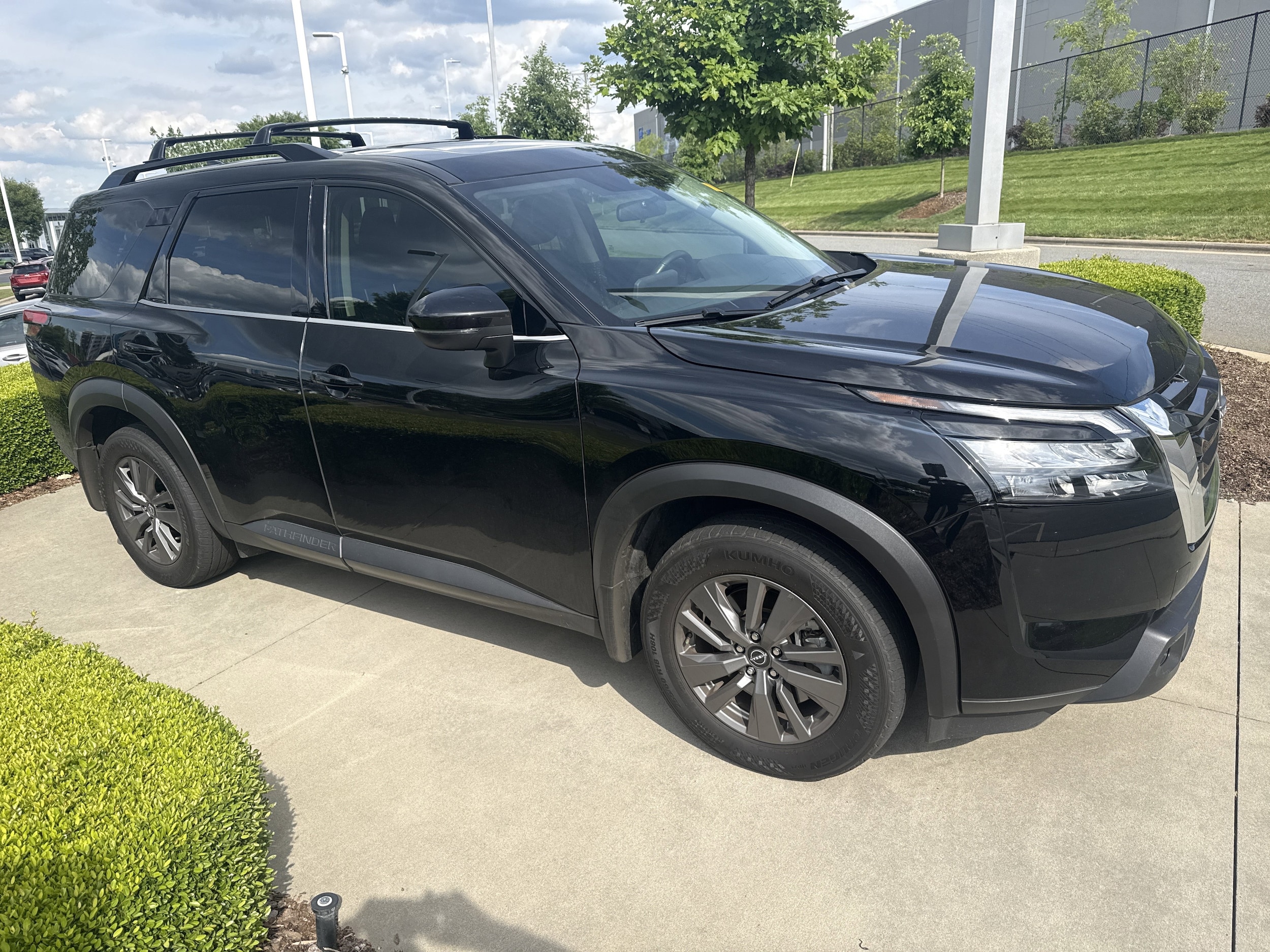 2024 Nissan Pathfinder SV photo 2
