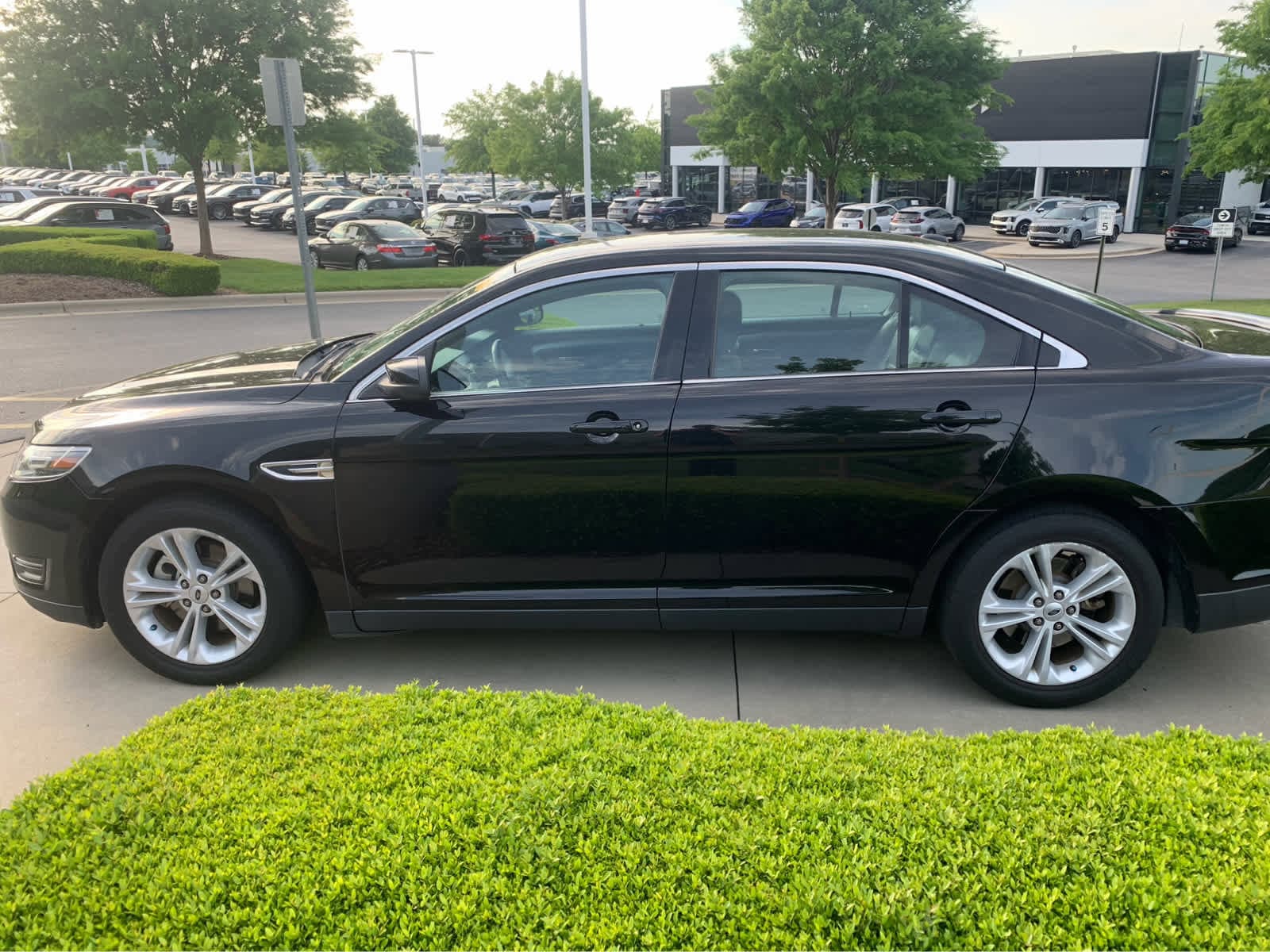 2018 Ford Taurus SEL photo 2
