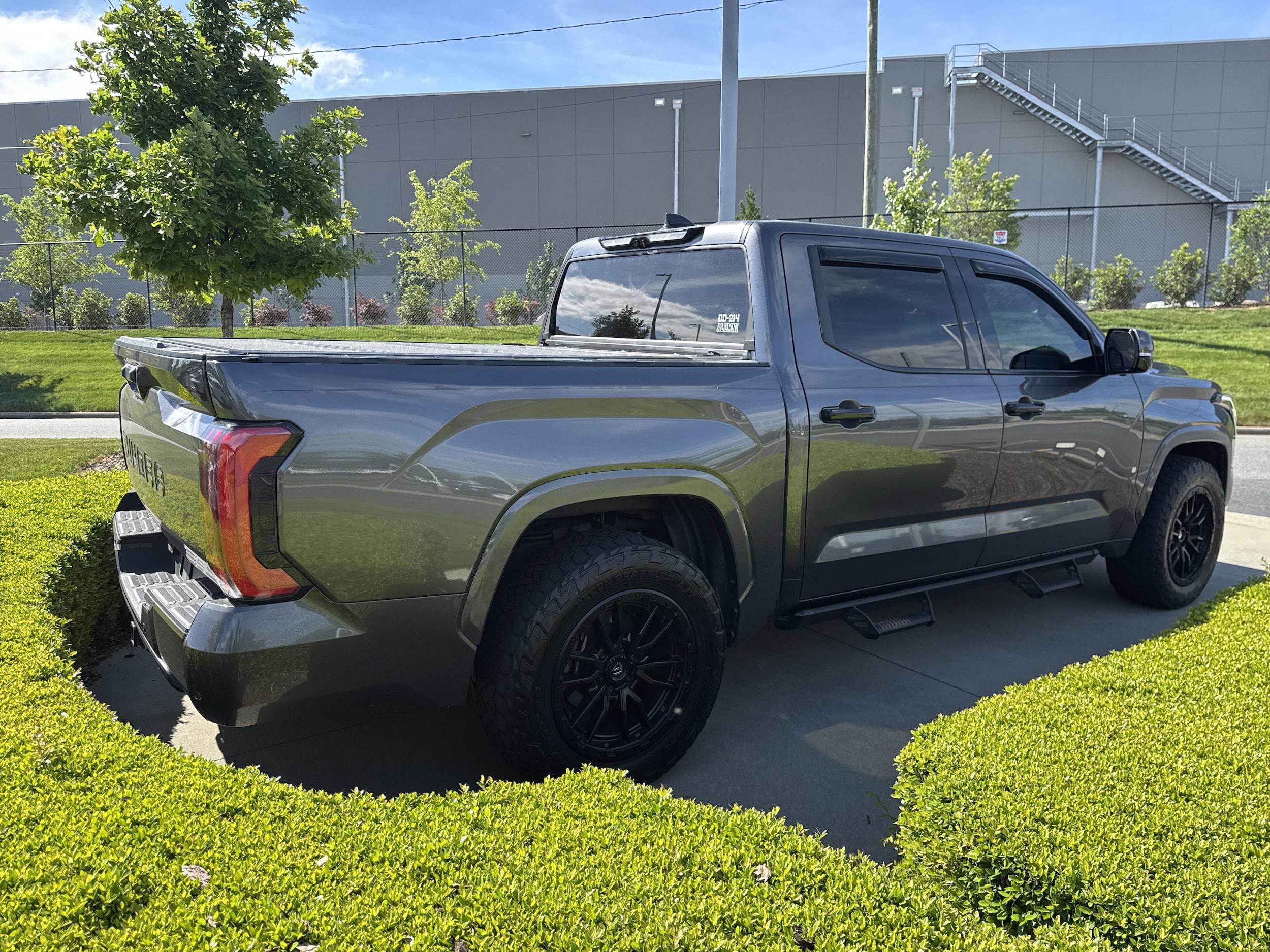 2022 Toyota Tundra 4WD Limited photo 3