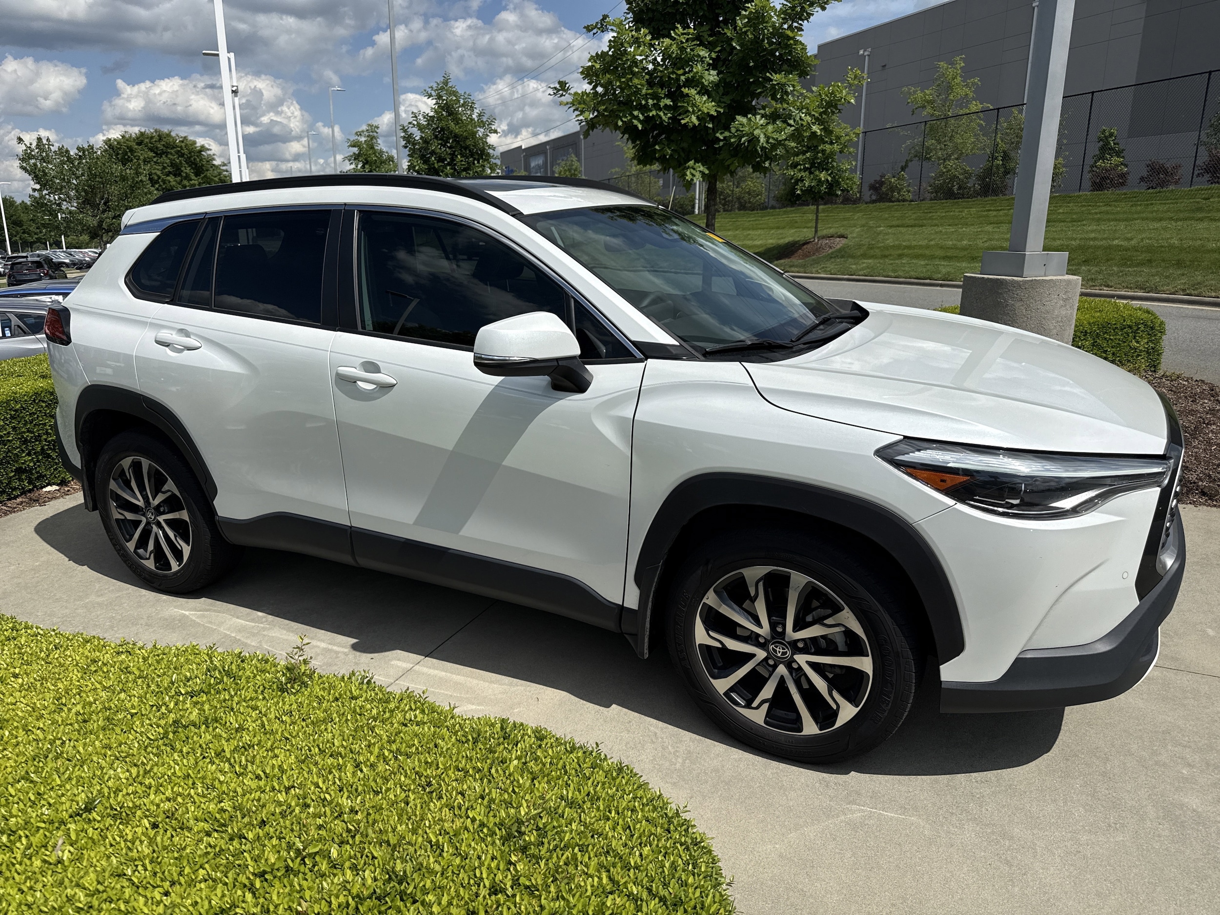 2023 Toyota Corolla Cross XLE photo 2