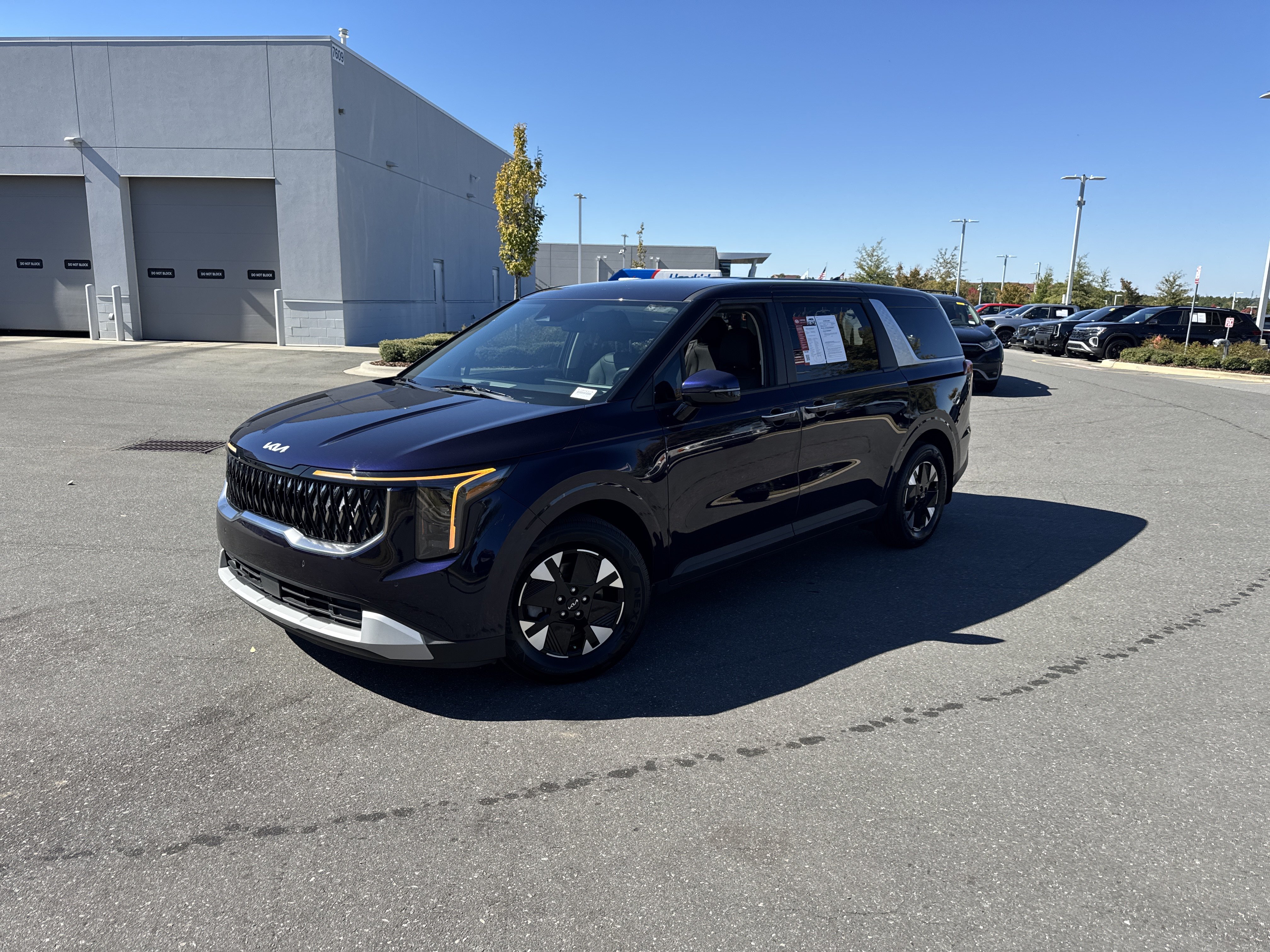 Certified 2025 Kia Carnival Hybrid LXS Minivan