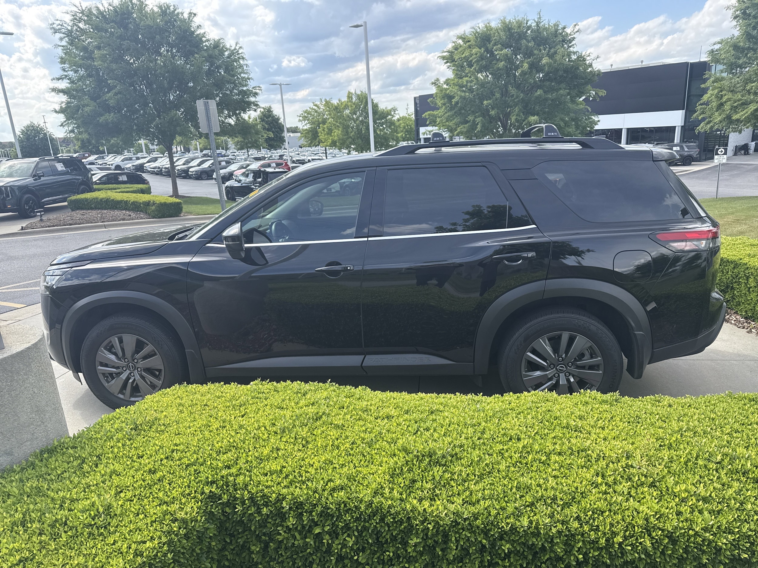 2024 Nissan Pathfinder SV photo 6