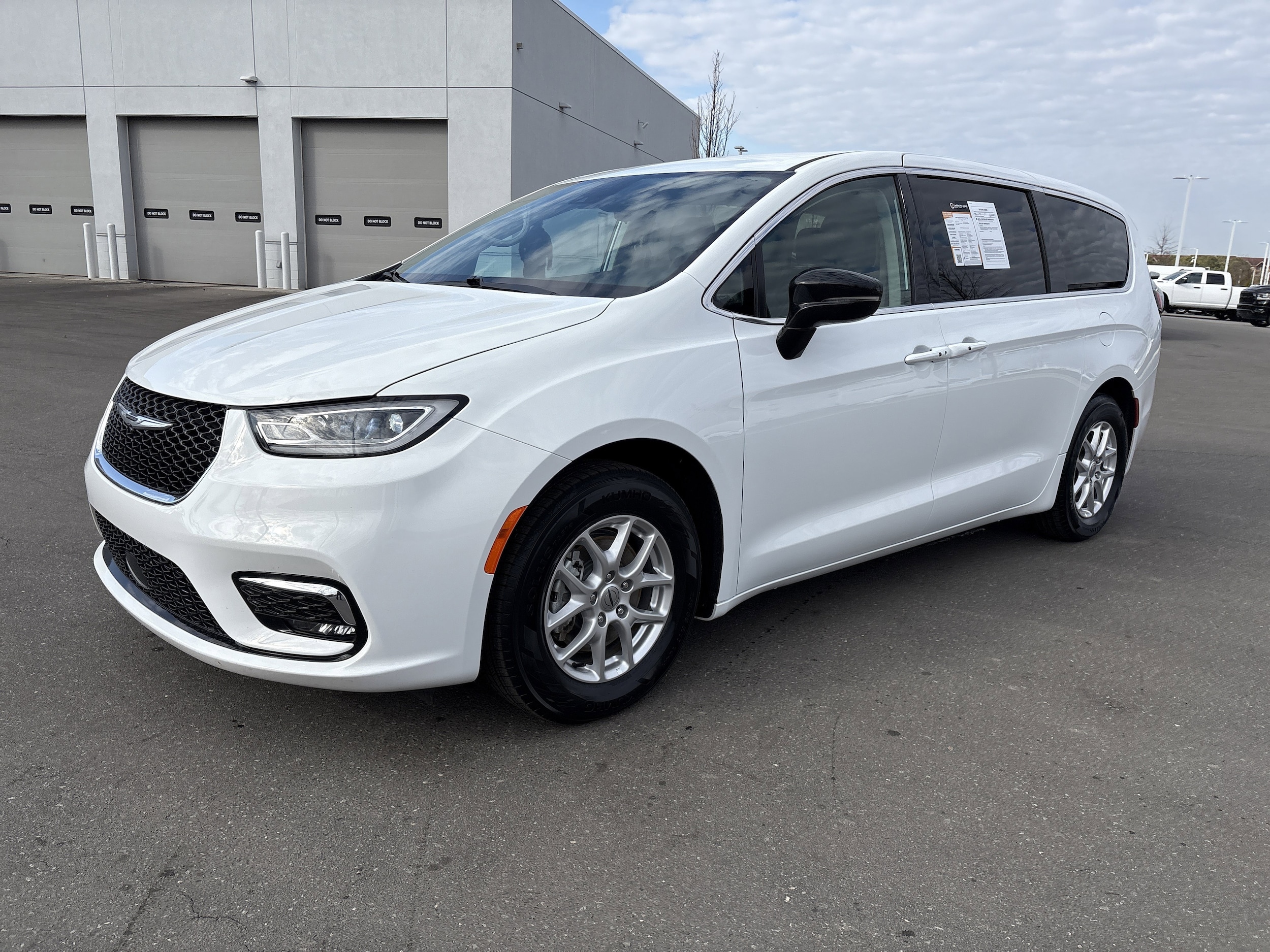 2024 Chrysler Pacifica Touring L photo 5