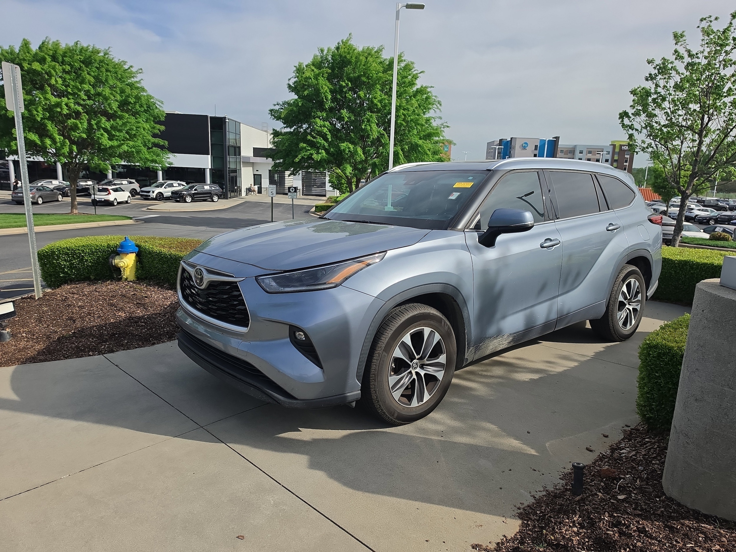 2021 Toyota Highlander XLE photo 2