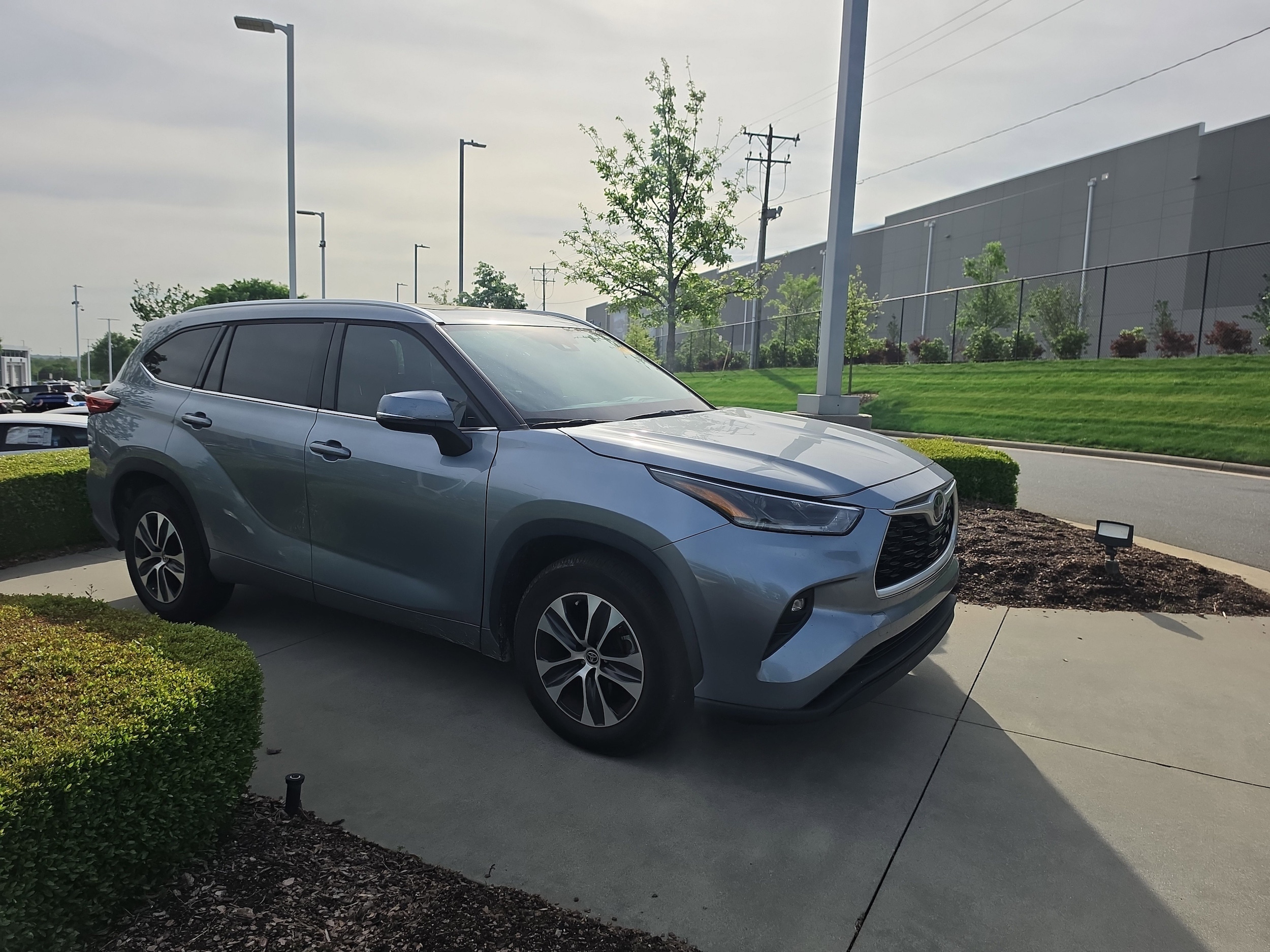 2021 Toyota Highlander XLE photo 4