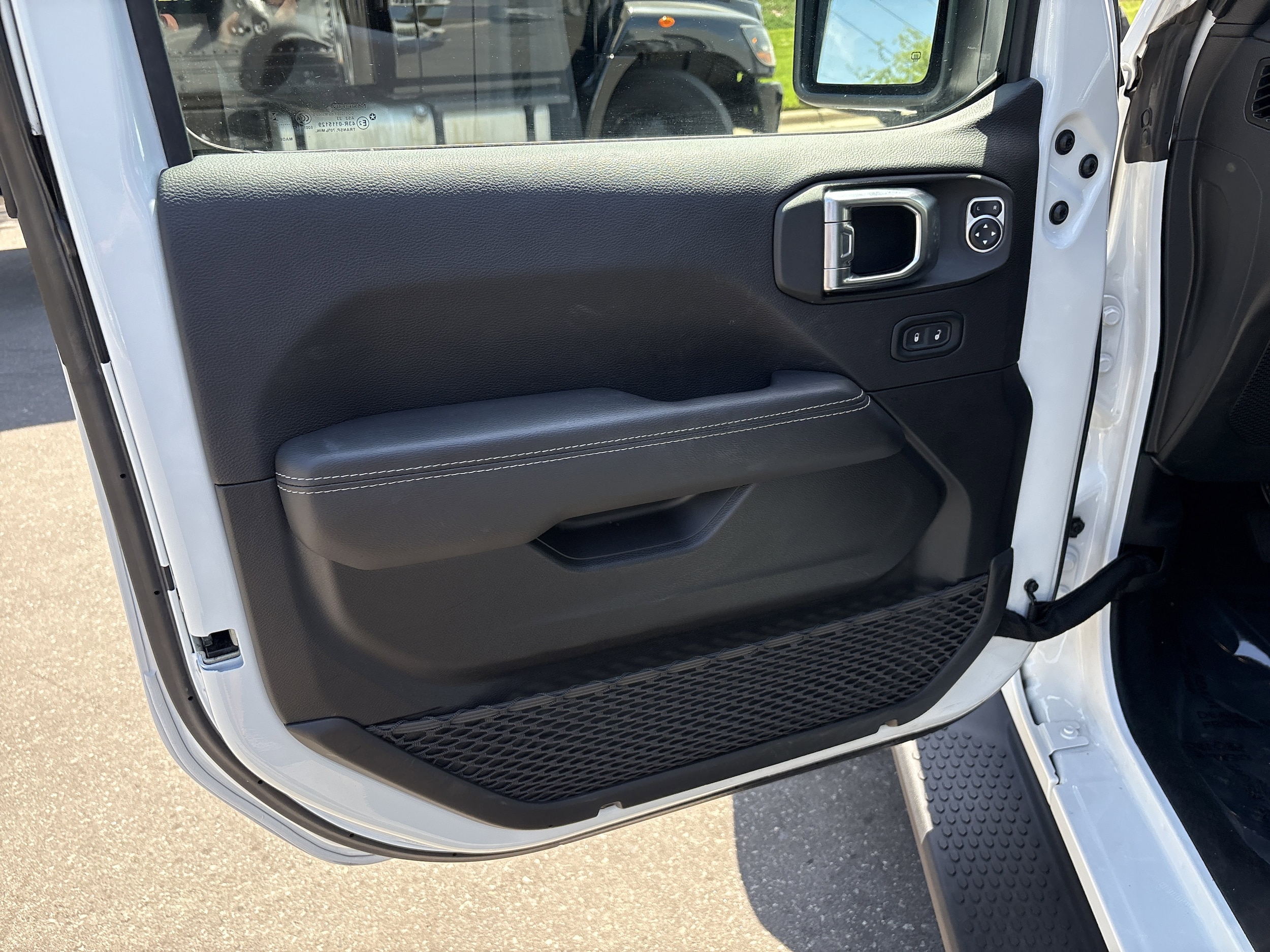 2023 Jeep Wrangler Sahara photo 4