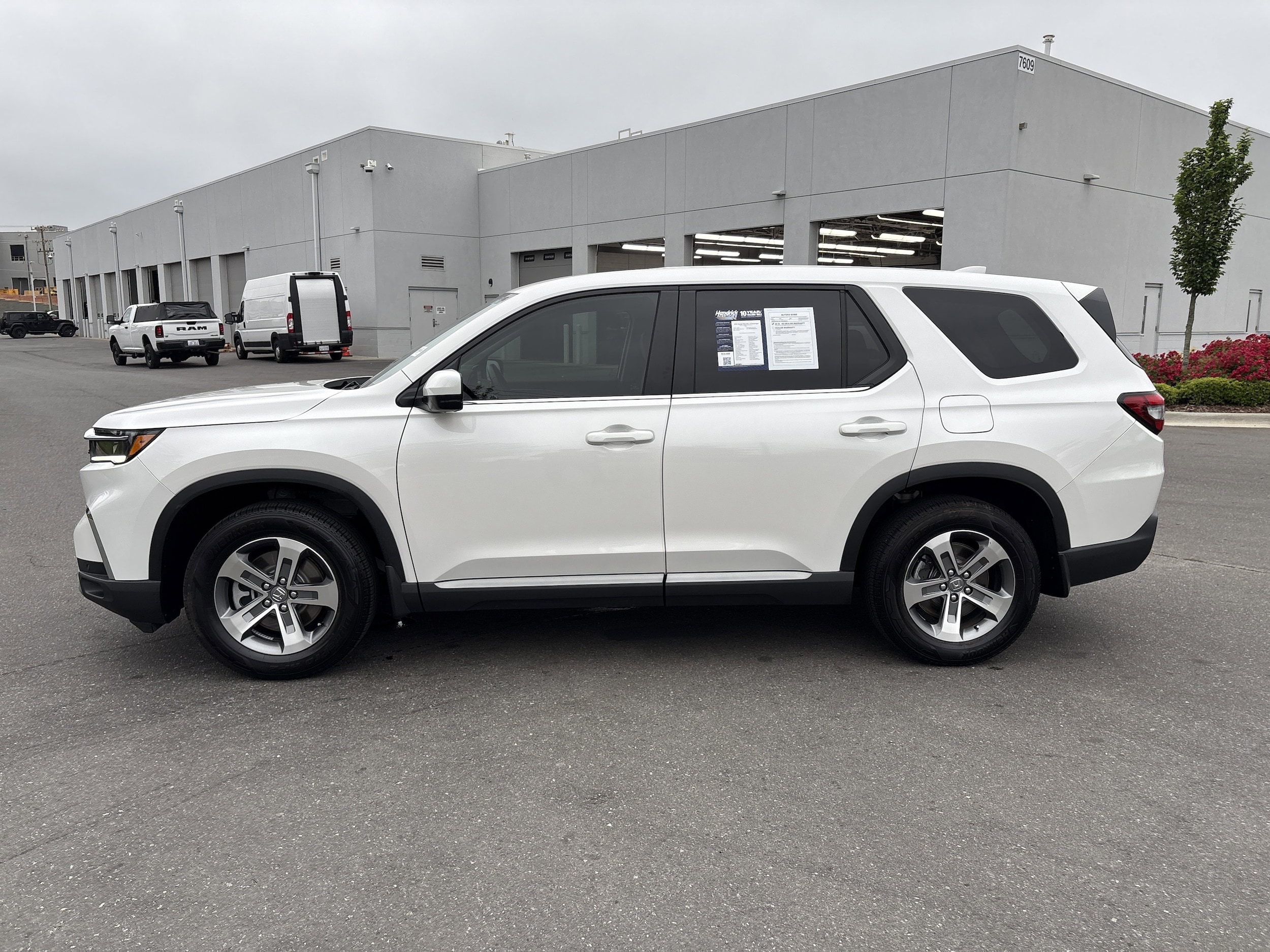 2024 Honda Pilot EX-L 8 Passenger photo 4