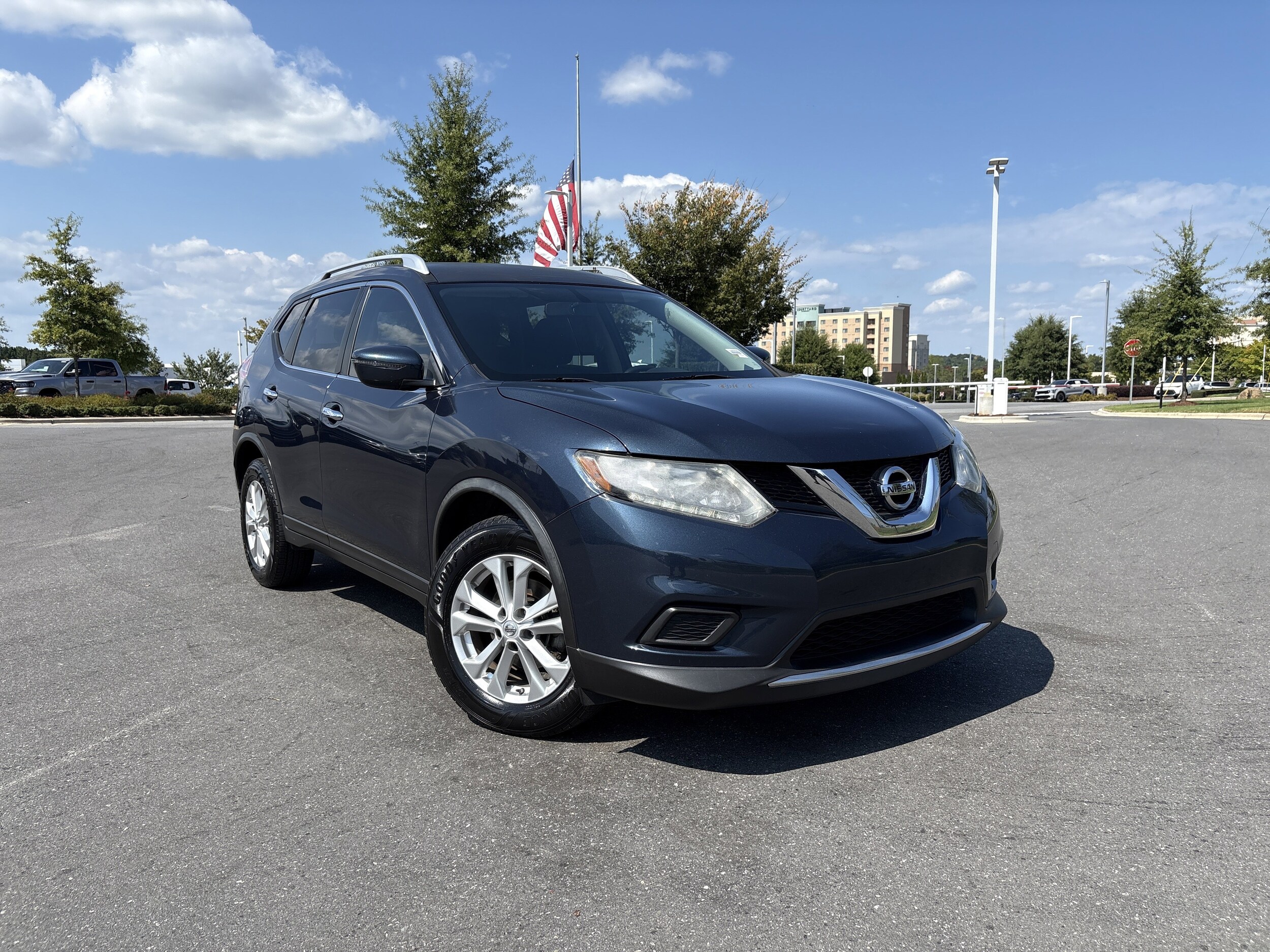 2016 Nissan Rogue SV photo 2