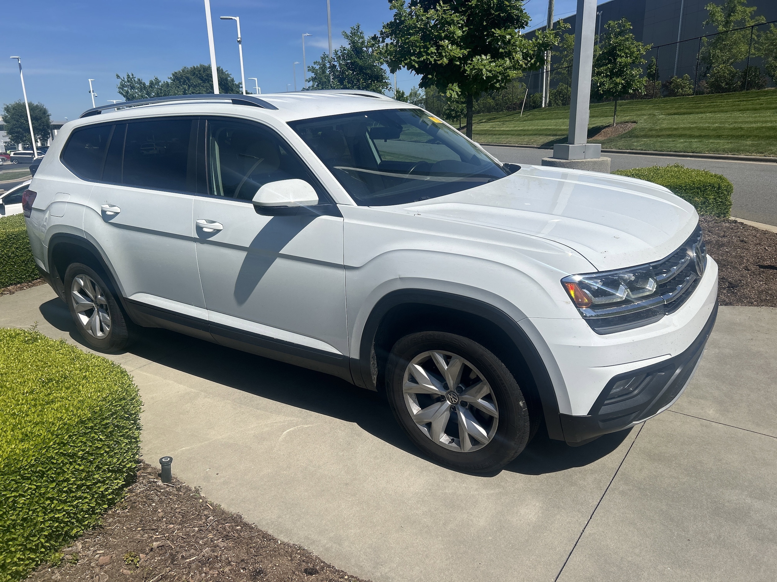 2019 Volkswagen Atlas 3.6L V6 SE w/Technology photo 2