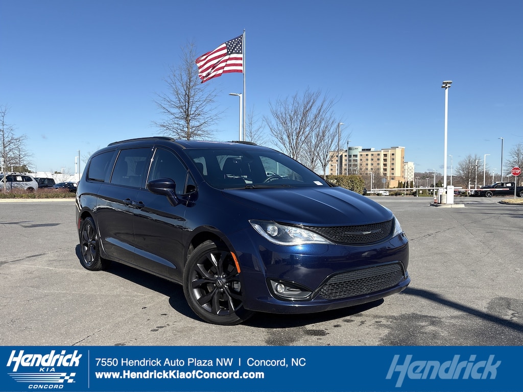Used 2019 Chrysler Pacifica Touring L Minivan