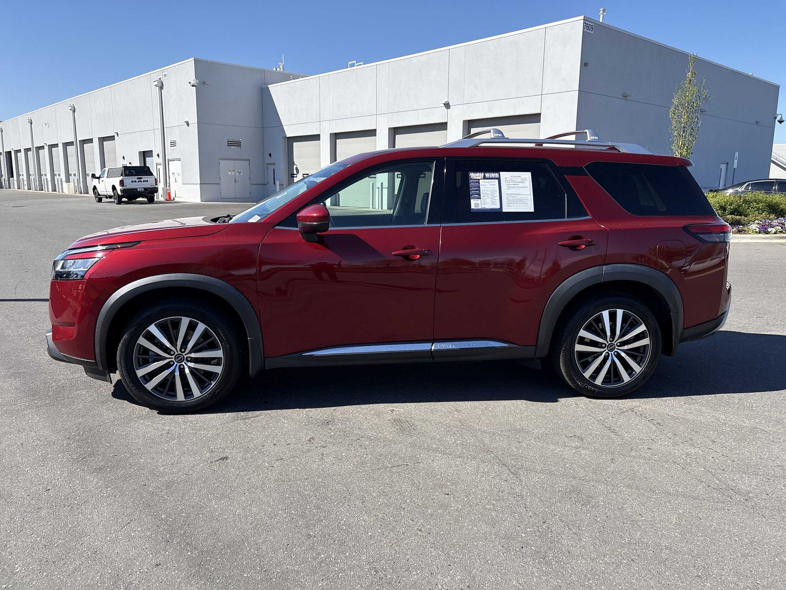 2022 Nissan Pathfinder Platinum photo 3