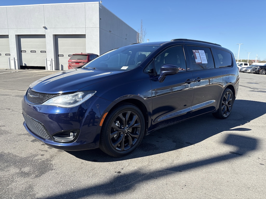 Used 2019 Chrysler Pacifica Touring L Minivan