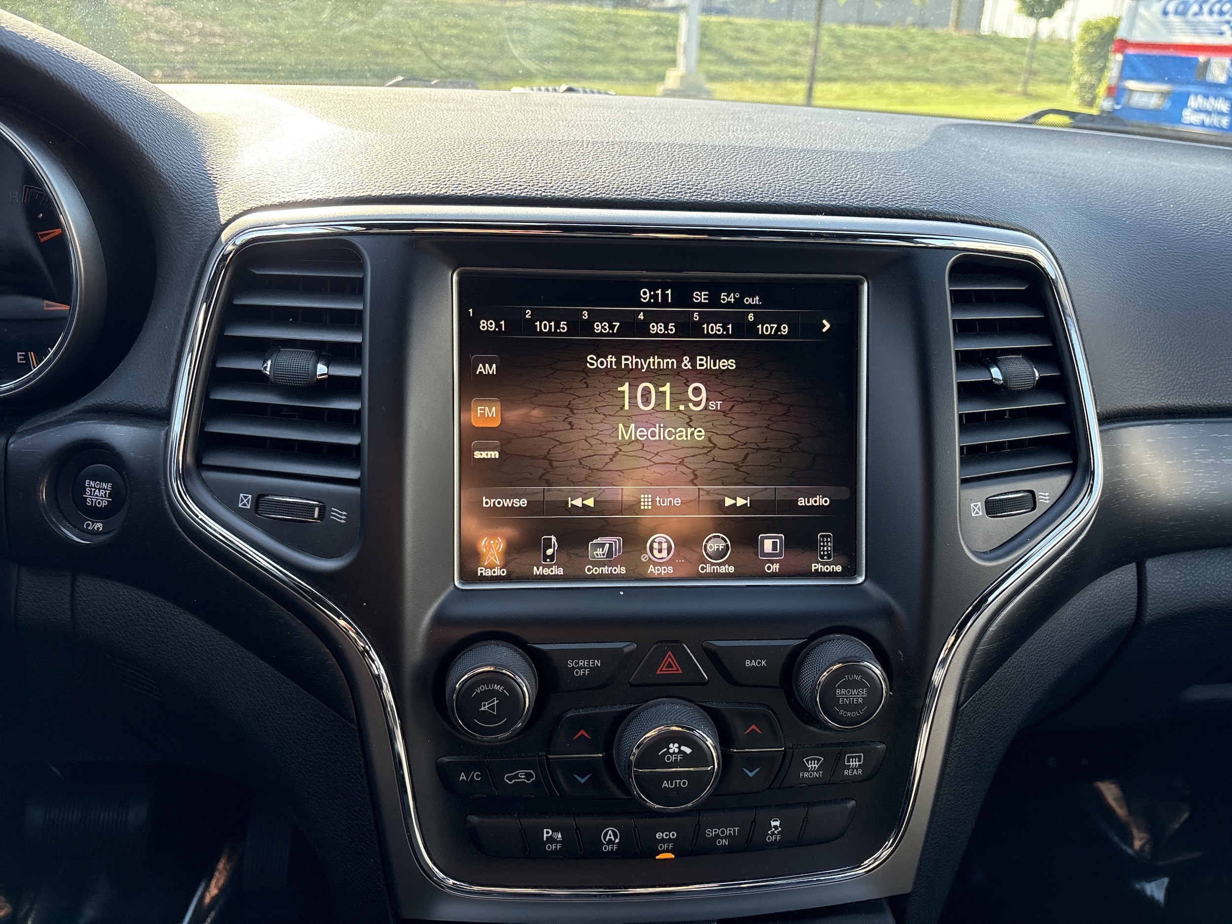 2017 Jeep Grand Cherokee Altitude photo 2