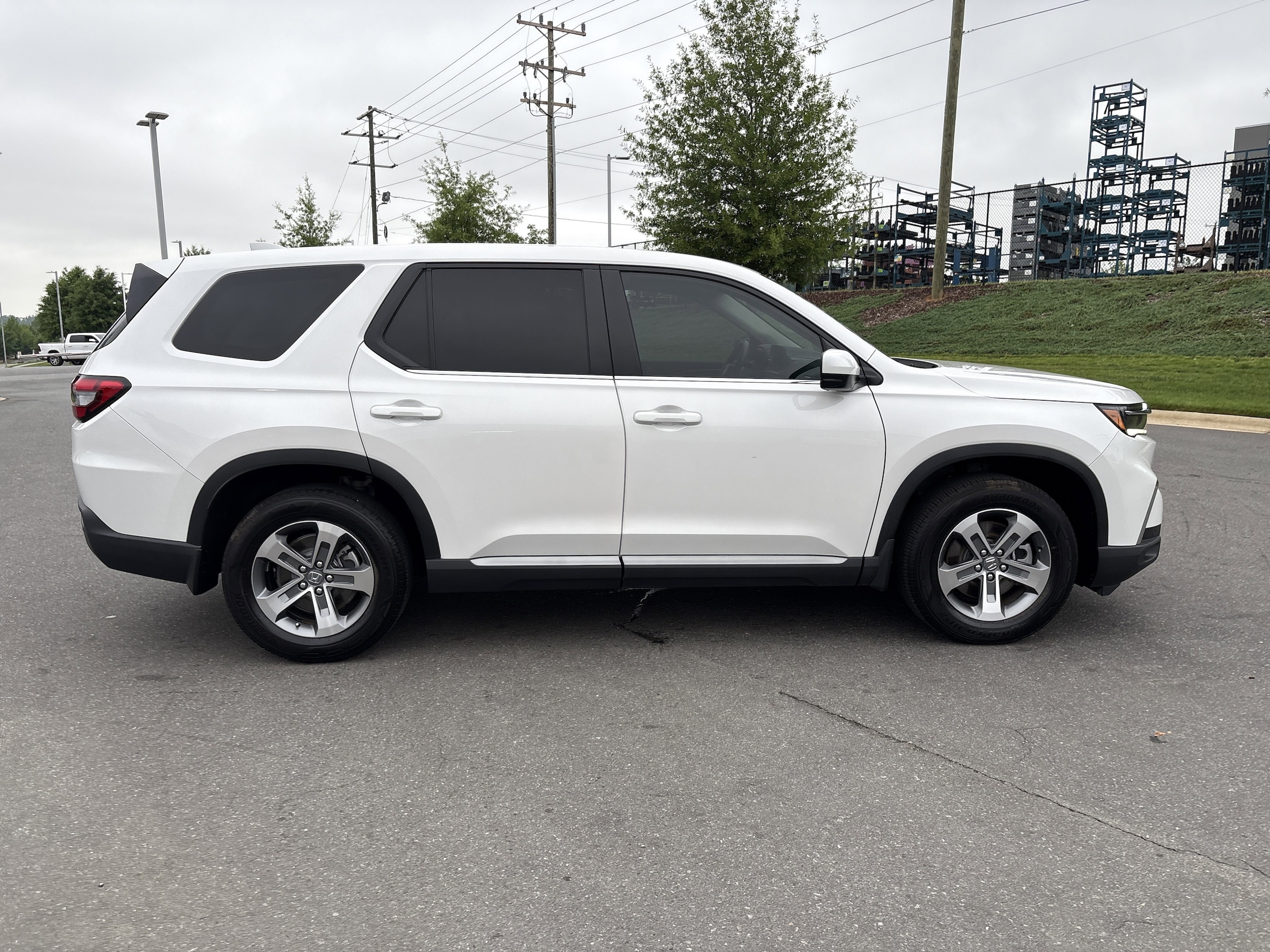 2024 Honda Pilot EX-L 8 Passenger photo 3